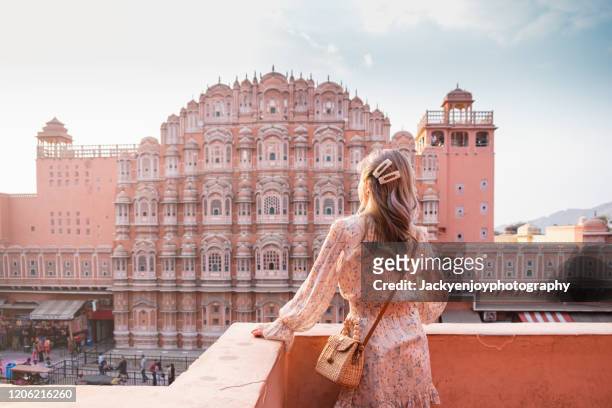 beautiful asian female sightseeing and sunset over hawa mahal at pink city jaipur rajasthan india - jaypour photos et images de collection