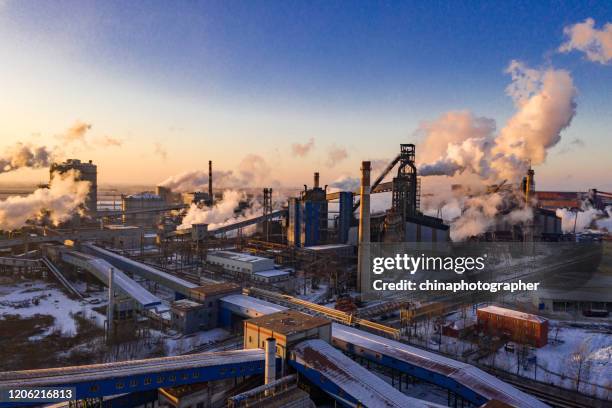 puesta de sol de la zona industrial en invierno - siderurgicas fotografías e imágenes de stock