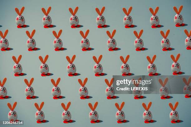 easter bunny background - chocolate bunny stock-fotos und bilder