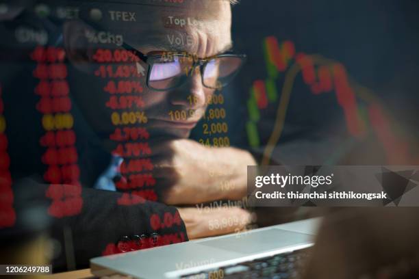 concentrate watching stock exchange - effet miroir homme photos et images de collection