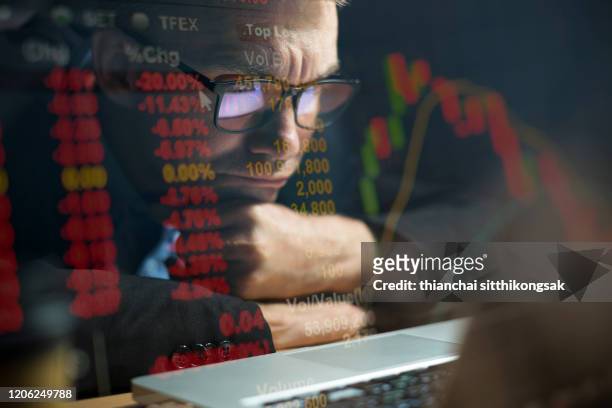 concentrate watching stock exchange - stock market screen 個照片及圖片檔