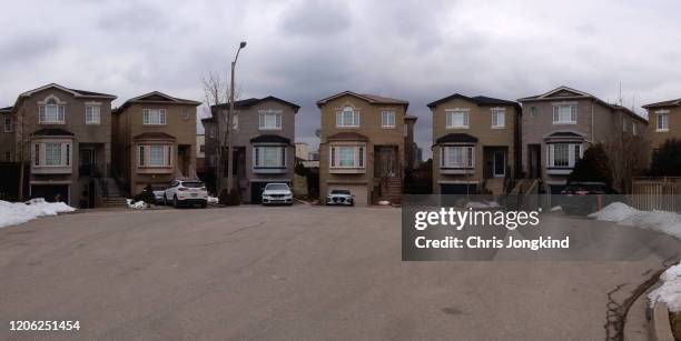 detached houses in a suburban cul-de-sac. - cul de sac stock-fotos und bilder