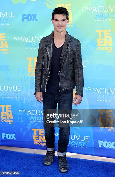 Actor Taylor Lautner arrives at the 2011 Teen Choice Awards held at Gibson Amphitheatre on August 7, 2011 in Universal City, California.