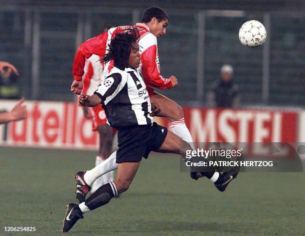 L'attaquant monégasque David Trézéguet est à la lutte avec le milieu de terrain turinois Edgar Davids, le 01 avril au stade delle Alpi à Turin, lors...