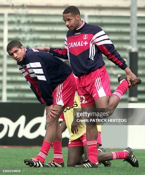 Les attaquants monégasques Thierry Henry et David Trézéguet font des étirements, le 31 mars au stade delle Alpi à Turin, à la veille de la...