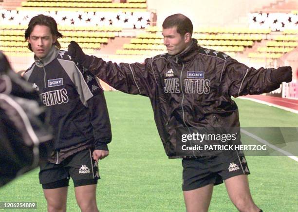 Le meneur de jeu turinois, Zinedine Zidane , plaisante avec son attaquant Filippo Inzaghi, le 14 avril au stade Louis II à Monaco, lors de l'ultime...