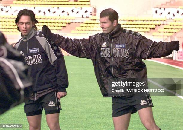 Le meneur de jeu turinois, Zinedine Zidane , plaisante avec son attaquant Filippo Inzaghi, le 14 avril au stade Louis II à Monaco, lors de l'ultime...