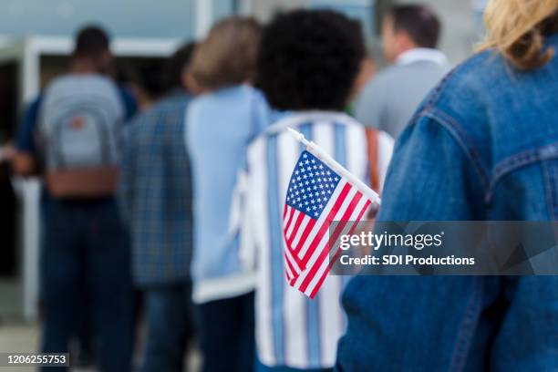 de vrouw houdt amerikaanse vlag op verkiezingsdag - democratic party usa stockfoto's en -beelden