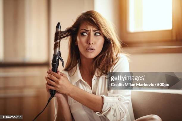 woman curling hair, zlatibor, serbia - fer à friser photos et images de collection