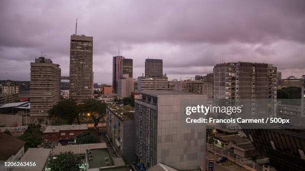 overcast sky over city, la plateau, abidjan, cote divoire - costa do marfim imagens e fotografias de stock