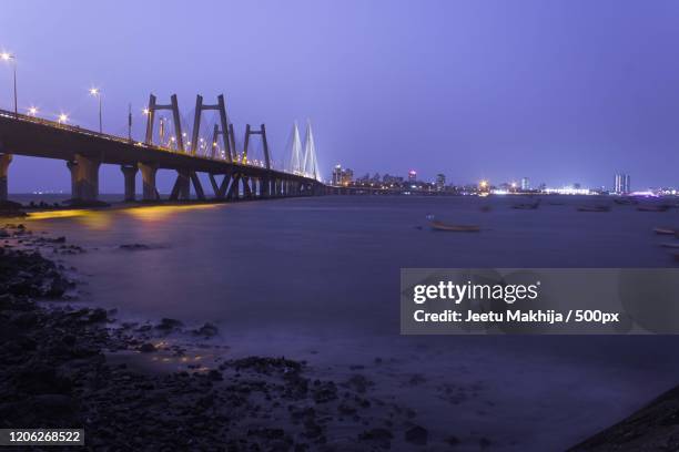 night view of bridge and city, mumbai, india - mumbai bridge stock pictures, royalty-free photos & images