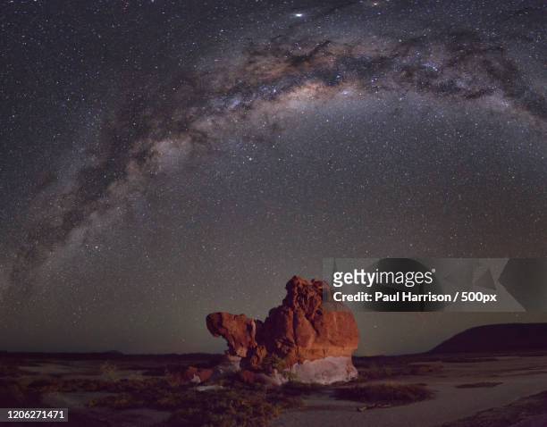 camel rock under milky way galaxy and stars in sky at night, kununurra, western australia, australia - kununurra stockfoto's en -beelden