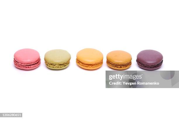 macaroon desserts in a row isolated on white background - macaroon photos et images de collection