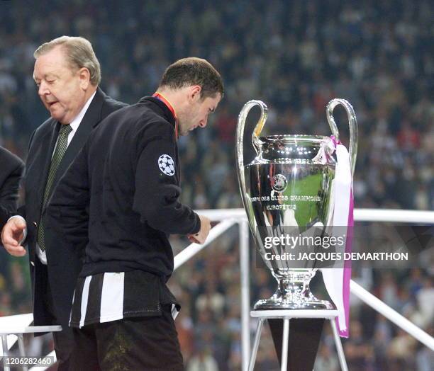 Le milieu de terrain français de la Juventus Turin, Zinedine Zidane , regarde le trophée de la LIgue des Champions, le 20 mai à l'ArenA d'Amsterdam,...