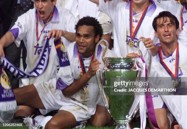 Le milieu de terrain francais du Real Madrid Christian Karembeu pose avec le trophée de la Ligue des Champions de football que son club vient de...