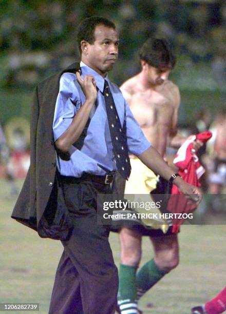 Photo datant du 17 septembre 1997 de l'entraîneur de Monaco Jean Tigana lors d'un match de son équipe à Lisbonne. Jean Tigana a démissionné, le 11...