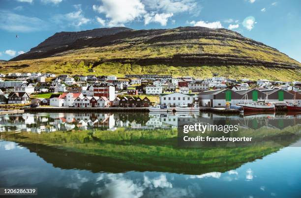 reflecties van het dorp op de faeröer - faroe islands stockfoto's en -beelden