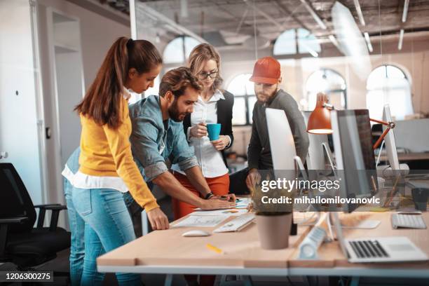 een kijkje nemen op belangrijke documenten - agency creative stockfoto's en -beelden