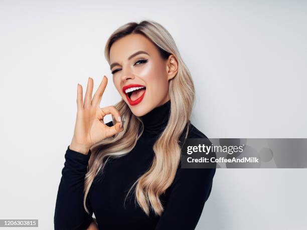junge schöne frau - zwinkern stock-fotos und bilder