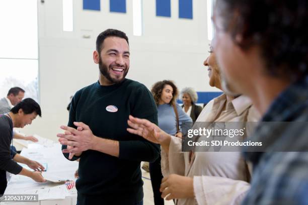 l'uomo ride con gli amici in attesa di votare - iscrizione nelle liste elettorali foto e immagini stock