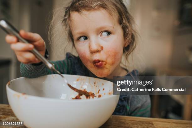 child eating spaghetti - kauwen stockfoto's en -beelden