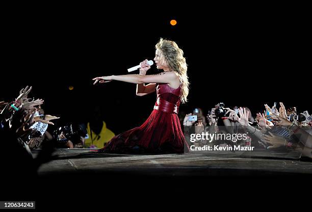 Taylor Swift played to a sold-out crowd of over 51,000 fans saturday night when she took her "Speak Now" World Tour to Lincoln Financial Field in her...