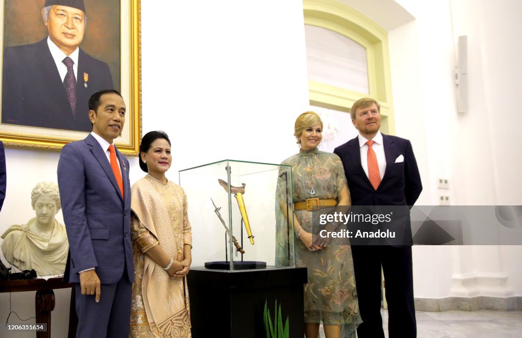 The Dutch King and Queen give symbolic keris belongs to Prince Diponegoro