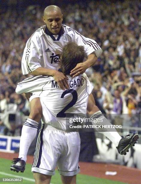 Le défenseur madrilène Roberto Carlos félicite son coéquipier Michel Salgado auteur du 2e but de son équipe, le 03 mai 2000 à Madrid, lors de la 1/2...