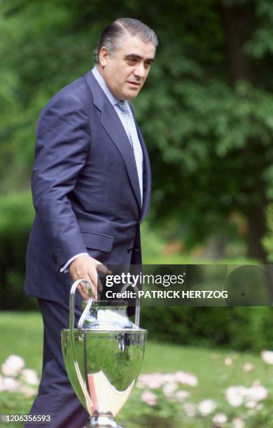 Le président du Real de Madrid Lorenzo Sanz pose avec le trophée de la Ligue des Champions, le 23 mai 2000 à Versailles, lors d'une conférence de...