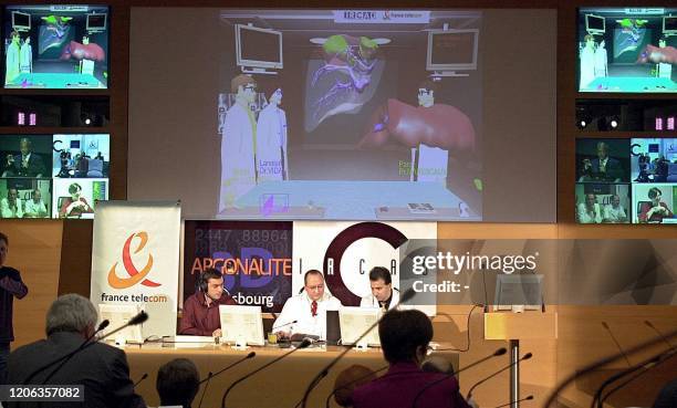 Les praticiens Patrick Lozac'h , Jacques Marescaux et Christine Vidal assistent, le 05 novembre 2002 à Strasbourg lors d'une vidéoconférence, à la...