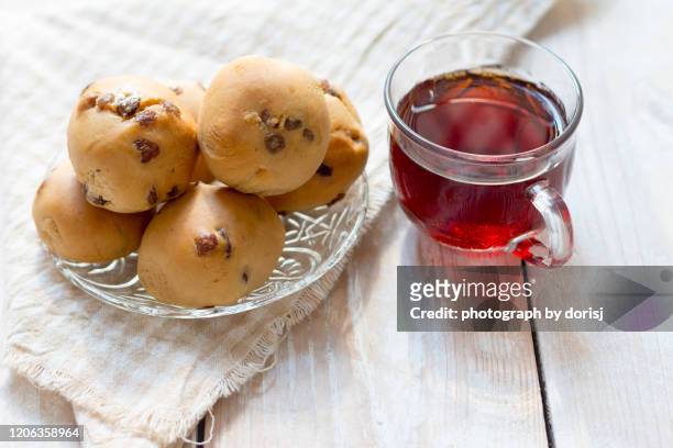 fresh baked bread with raisins - turkey bun - rozijn stockfoto's en -beelden