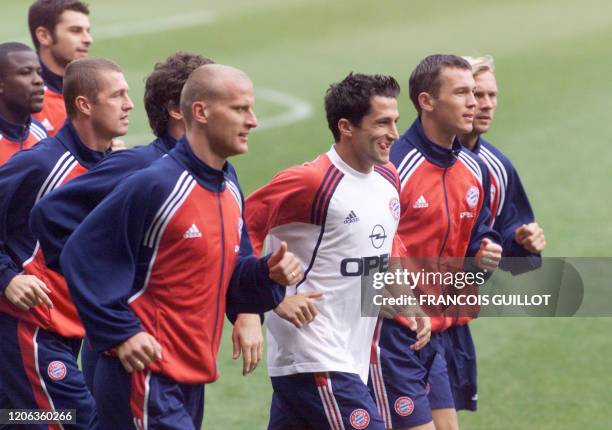 Les footballeurs de l'équipe allemande du Bayern de Munich s'entraînent, le 25 septembre 2000 au Parc des Princes de Paris, à la veille du match...