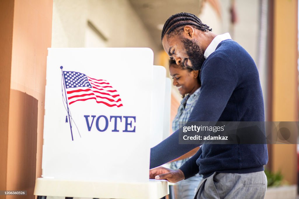 Millenial Black Man and Woman Voting in Der Wahl