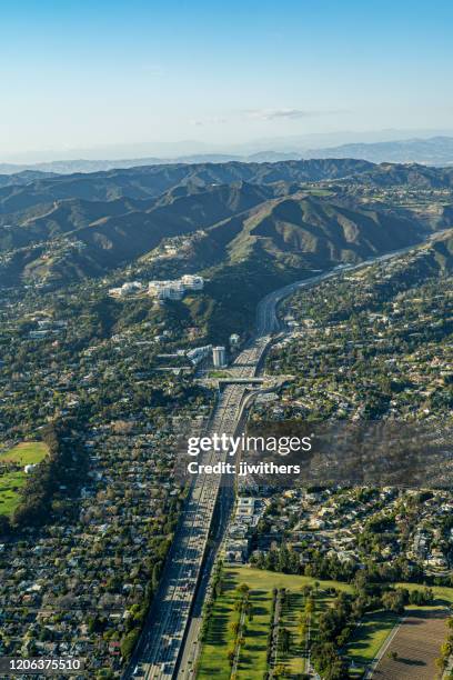 aerial view high above the 405 freeway in los angeles looking north - brentwood stock pictures, royalty-free photos & images