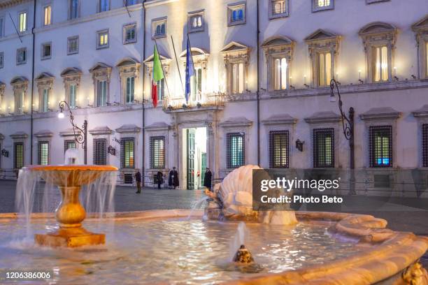 an evening scene of piazza colonna in rome and the facade of the palazzo chigi seat of the italian government - piazza colonna imagens e fotografias de stock
