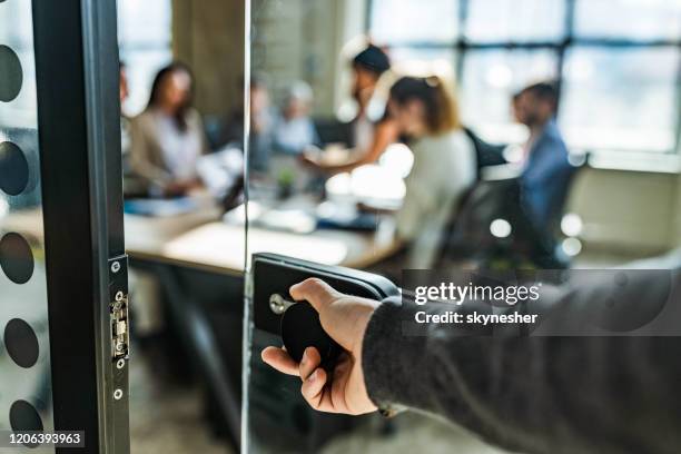 sluit omhoog van onherkenbare persoon die bureaudeur opent. - office door open stockfoto's en -beelden