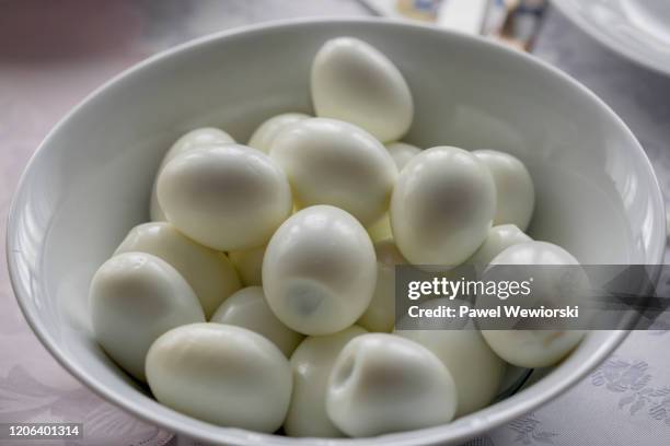 bowl of boiled eggs - gekochtes ei stock-fotos und bilder