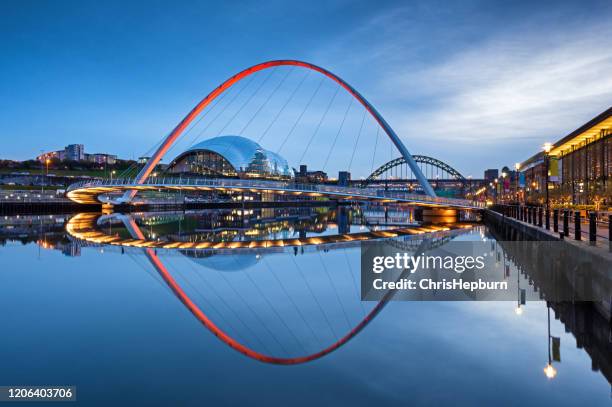 millennium bridge e tyne bridge ao anoitecer no rio tyne, newcastle upon tyne, inglaterra, reino unido - newcastle - fotografias e filmes do acervo