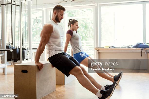 friends working out at the gym - circuit training stock pictures, royalty-free photos & images