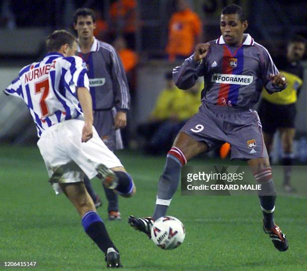 Le footballeur brésilien de l'Olympique lyonnais Sonny Anderson tente de contrer le hollandais Mika Nurmela le 25 octobre 2000 lors du match retour...