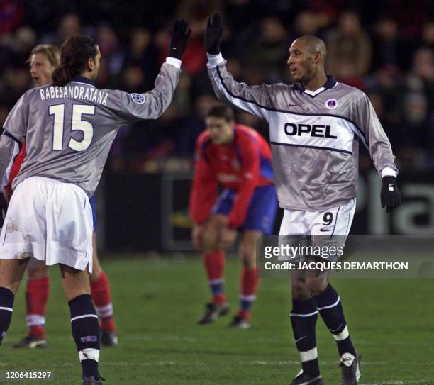 Le Parisien Eric Rabesandratana félicite son co-équipier Nicolas Anelka qui vient de marquer un but, le 08 novembre 2000 au stade Olympia de...
