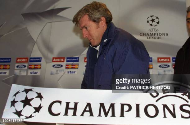 Le nouvel entraîneur du PSG Luis Fernandez s'apprête à donnner une conférence de presse avant l'entraînement de ses joueurs, le 05 décembre 2000 au...