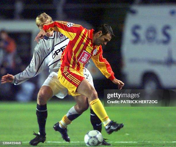 Le défenseur parisien Igor Yanovski est aux prises avec un joueur turc, le 06 décembre 2000 au stade Ali Sami Yen à Istanbul, lors de la rencontre...