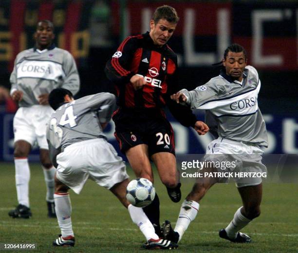 Attaquant allemand du Milan AC Oliver Bierhoff passe les défenseurs du PSG Vampeta et Edouard Cissé , le 14 février 2001 au stade San Siro à Milan,...