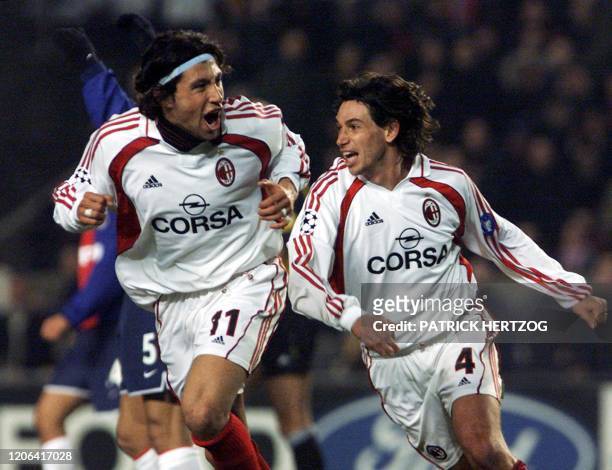L'attaquant milanais Jose Mari et son coéquipier Demetrio Albertini laissent éclater leur joie après l'égalisation de leur équipe, le 20 février 2001...
