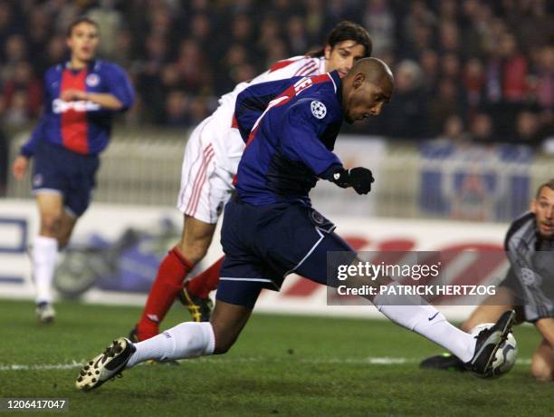 L'attaquant parisien Nicolas Anelka tente de tirer au but, le 20 février 2001 au Parc des Princes à Paris, lors de la rencontre Paris Saint Germain/...