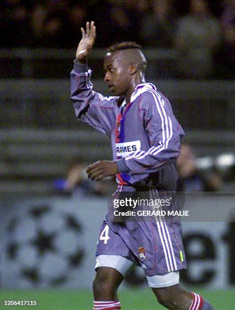 Attaquant lyonnais Sydney Govou, auteur des deux premiers buts de son équipe, salue ses supporteurs, le 06 mars 2001 au Stade Gerland à Lyon, à...