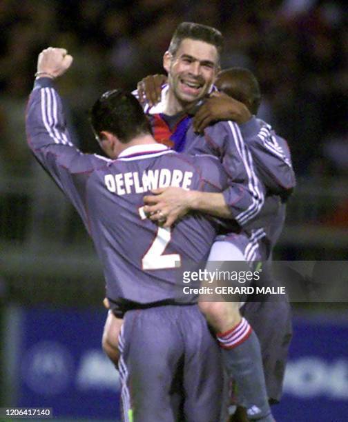 Le lyonnais Pierre Laigle , auteur du 3e but de son équipe, est félicité par ses coéquipiers, le 06 mars 2001 au Stade Gerland à Lyon, lors de la...