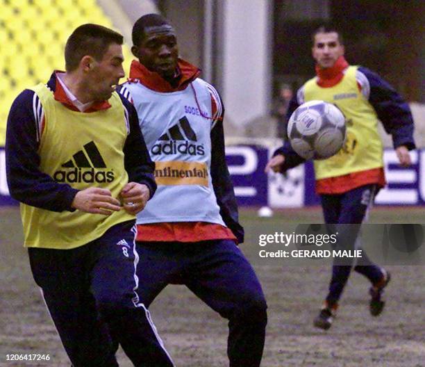 Les joueurs de l'Olympique lyonnais Pierre Laigle est à la lutte avec Marc-Vivien Foé, le 13 mars 2001 à Moscou, à l'issue de l'ultime entraînement...