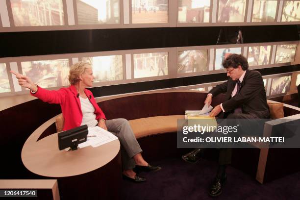 Le ministre des Finances, Thierry Breton , est photographié, le 24 septembre 2006, sur le plateau de l'émission politique de France 3 "France Europe...